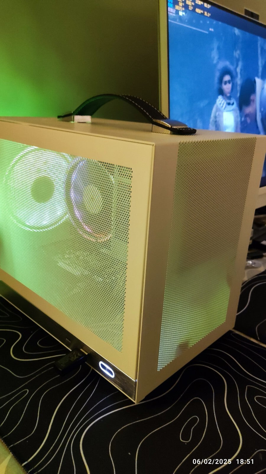 Mesh White Gaming Portable Mini ITX RGB PC Ryzen 5 RTX5060 32GB 2TB